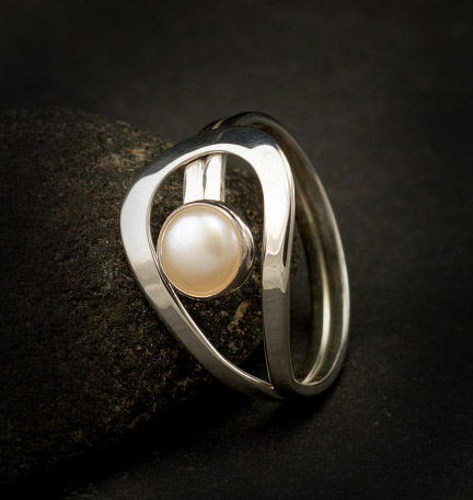 Picture of Elegant Pearl Accent Ring
